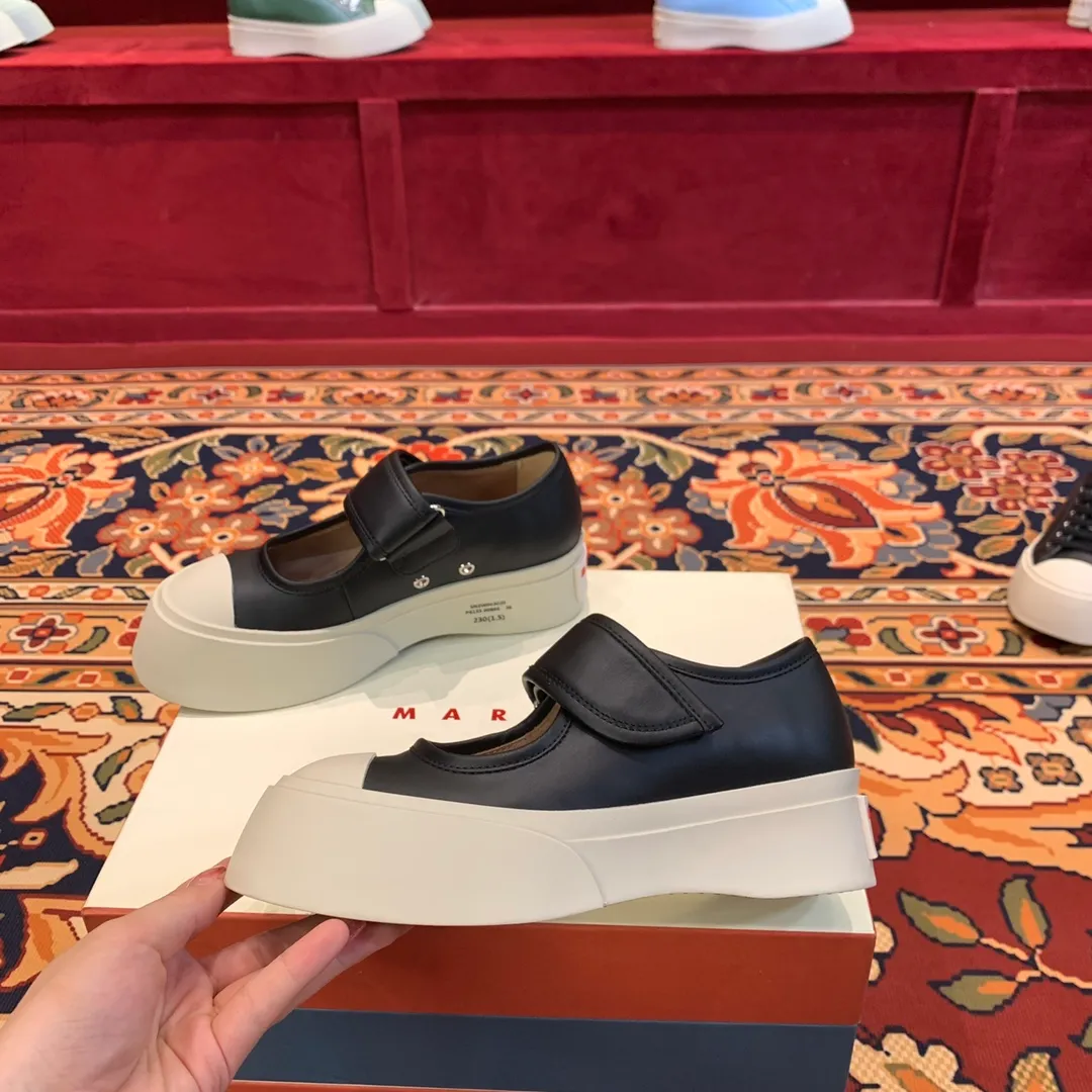 👟👟Ex-factory price 480👟👟 Marni Marni large-toe thick-soled Mary Jane shoes Marni is an independent designer brand from Italy. It has quickly become another big dark horse in the international fashion industry. Zhao Lusi and Song Zuer have the same Velcro large-toe shoes. It took 2 and a half months to purchase 5 pairs of originals, cut them open, open the bottom mold, decide on the materials, and tried again and again, and changed again and again. At present, the material, shape, lines, and outsole are almost the same as the original ones. Even the smell of cowhide is the same, so our shoes never put fragrance in them. The original cowhide smell is unique. 🐂Fabric: imported Bengal cowhide, matte and textured 🐂Inner: semi-matte cowhide, zero color difference 🐂Outsole: Original molded TU👟👟Ex-factory price➕👟👟Ex-factory price U foam 🪄Number of codes: 35 36 37 38 39 40